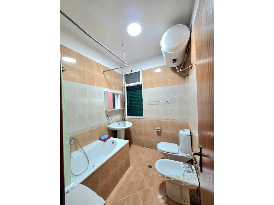 Tirane, jepet me qera apartament 2+1 Kati 7, 116 m² 1.300 € (Bllok)