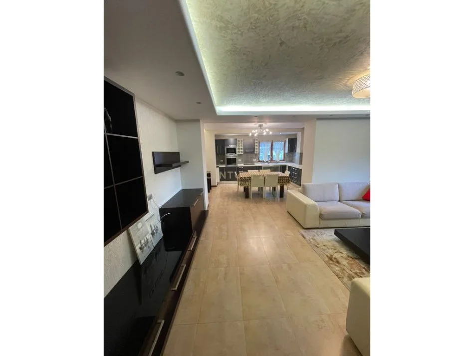 Tirane, jepet me qera apartament 3+1+Ballkon Kati 4, 135 m² 900 € (qender)