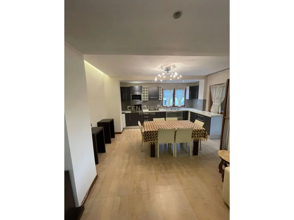 Tirane, jepet me qera apartament 3+1+Ballkon Kati 4, 135 m² 900 € (qender)