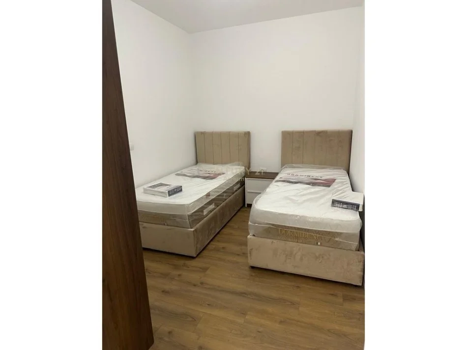 Tirane, jepet me qera apartament 2+1+Ballkon Kati 4, 100 m² 900 € (zogu zi)