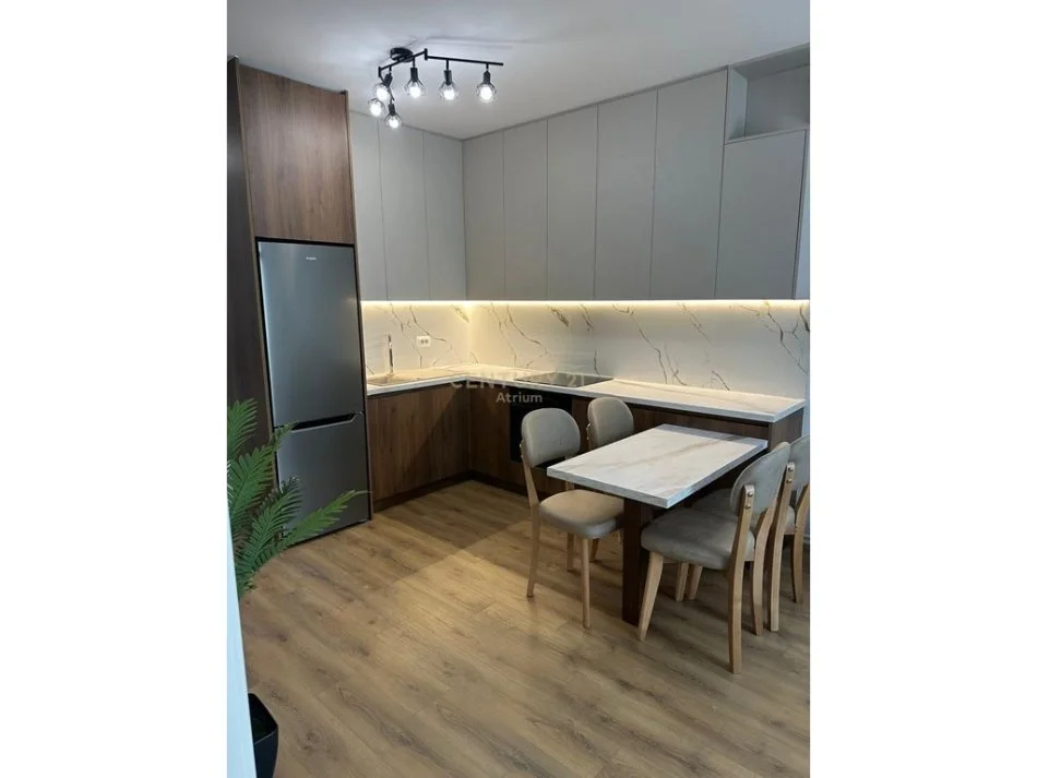 Tirane, jepet me qera apartament 2+1+Ballkon Kati 4, 100 m² 900 € (zogu zi)