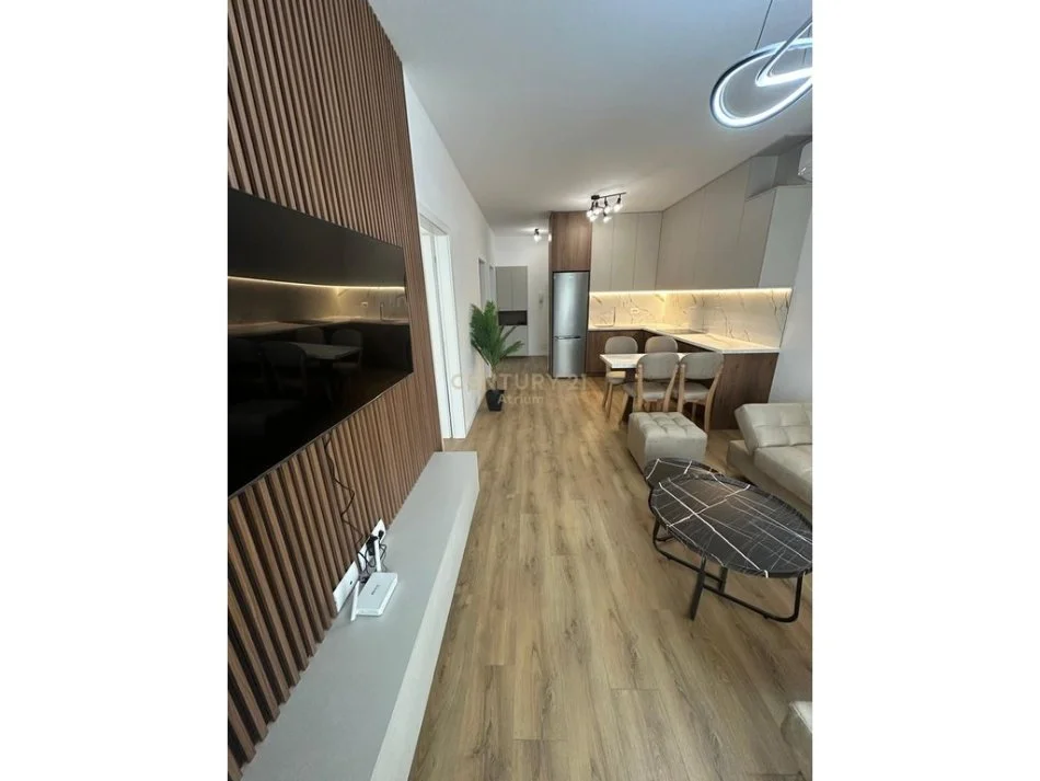 Tirane, jepet me qera apartament 2+1+Ballkon Kati 4, 100 m² 900 € (zogu zi)