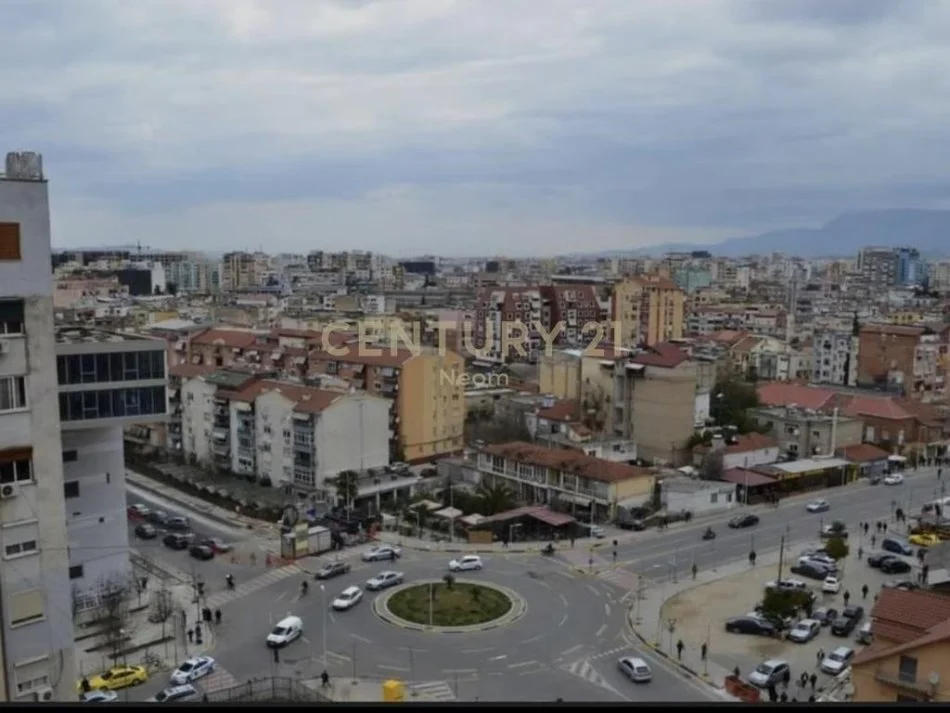 Tirane, jepet me qera apartament 2+1+Ballkon Kati 8, 95 m² 950 € (komuna e parisit)