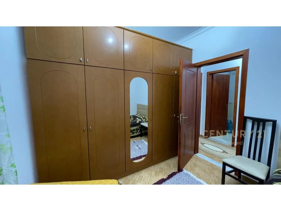 Tirane, jepet me qera apartament 2+1+Ballkon Kati 5, 79 m² 450 € (fresku)