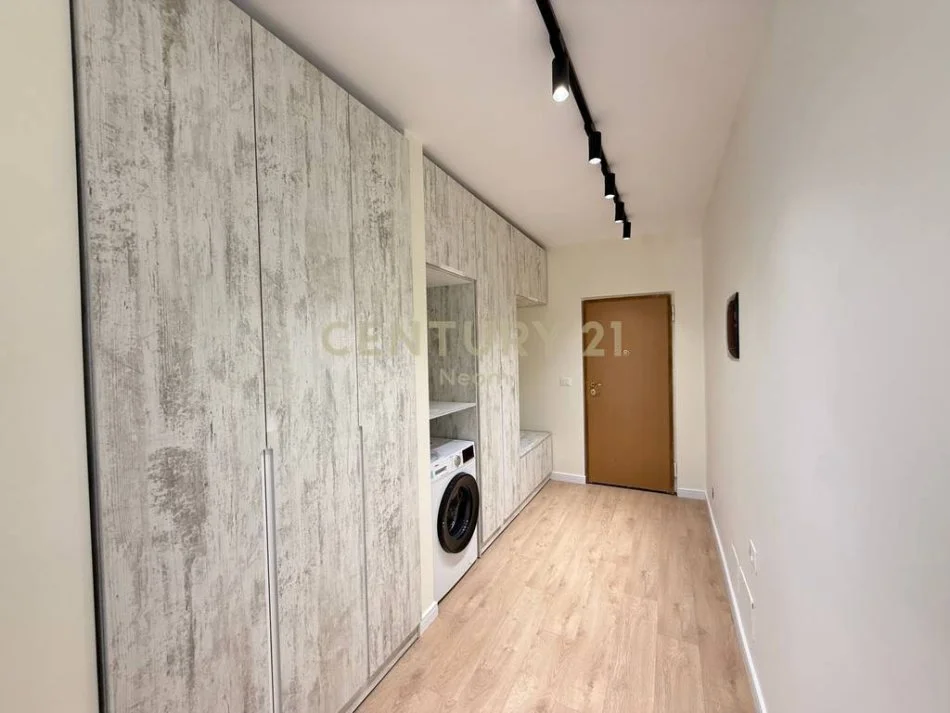 Tirane, jepet me qera apartament 2+1+Ballkon Kati 8, 95 m² 950 € (komuna e parisit)