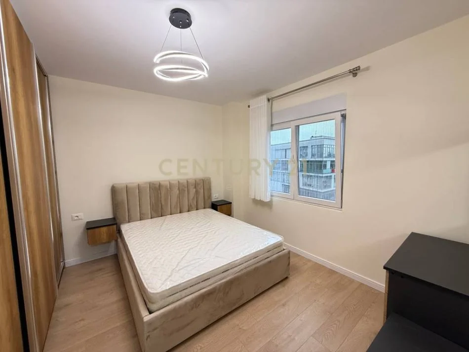 Tirane, jepet me qera apartament 2+1+Ballkon Kati 8, 95 m² 950 € (komuna e parisit)