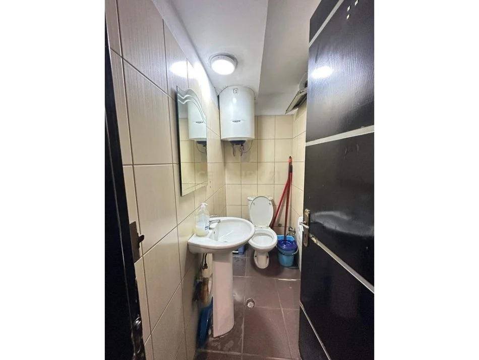 Tirane, jepet me qera ambjent biznesi Kati 0, 80 m² 1.200 € (Pediatria)
