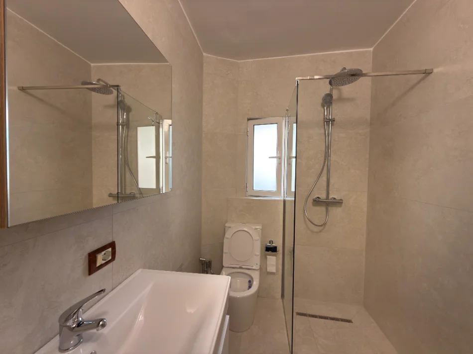 Tirane, jepet me qera apartament 1+1 Kati 3, 70 m² 450 € (Allias)