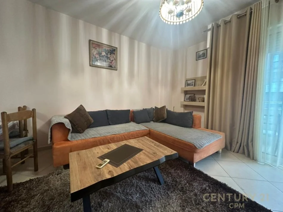 Tirane, jepet me qera apartament 2+1+Ballkon Kati 8, 100 m² 700 € (pazari ri)