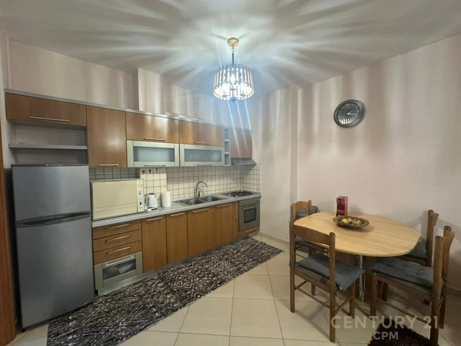 Tirane, jepet me qera apartament 2+1+Ballkon Kati 8, 100 m² 700 € (pazari ri)