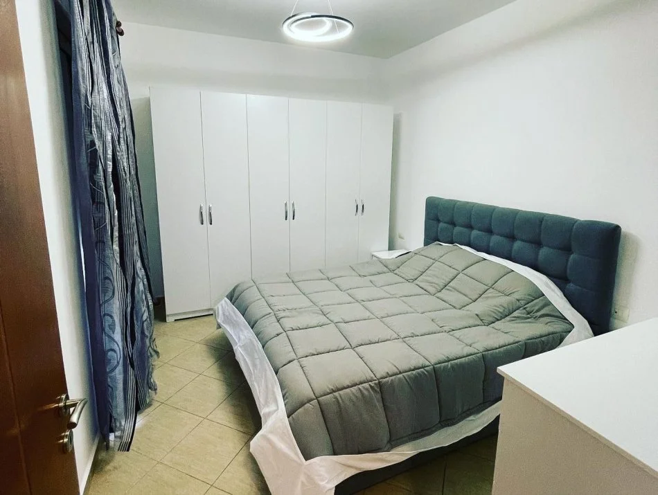 Tirane, jepet me qera apartament 1+1+Ballkon Kati 4, 65 m² 550 € (rruga e Dibres)