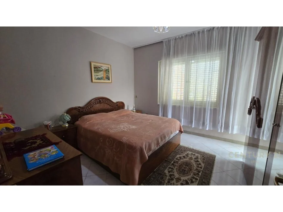 Tirane, jepet me qera apartament 3+1+Ballkon Kati 3, 90 m² 650 € (ali demi)