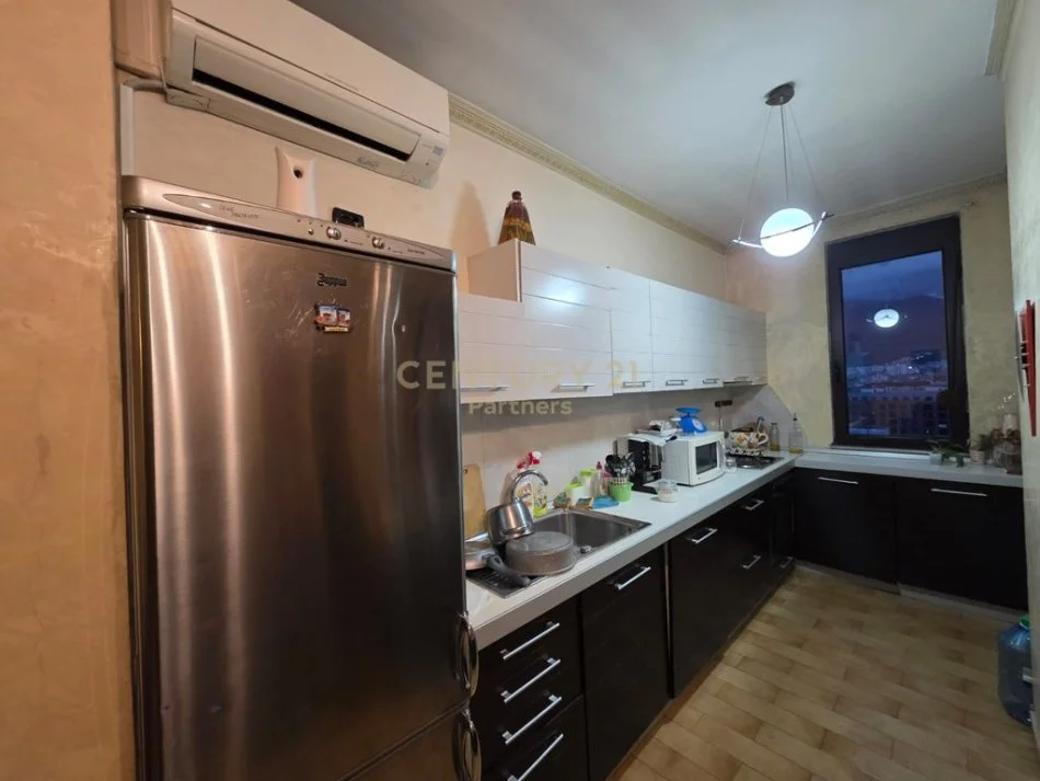 Tirane, jepet me qera apartament 2+1+Ballkon Kati 10, 100 m² 600 € (hipoteka)