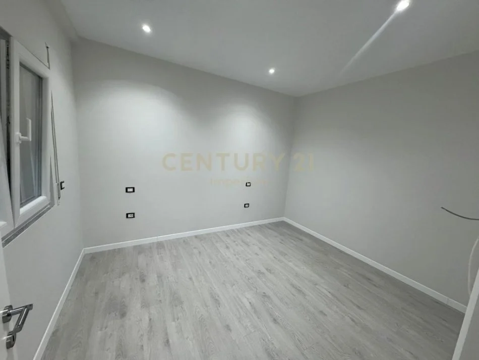Tirane, jepet me qera apartament 1+1+Ballkon Kati 2, 70 m² 350 € (kodra e priftit)