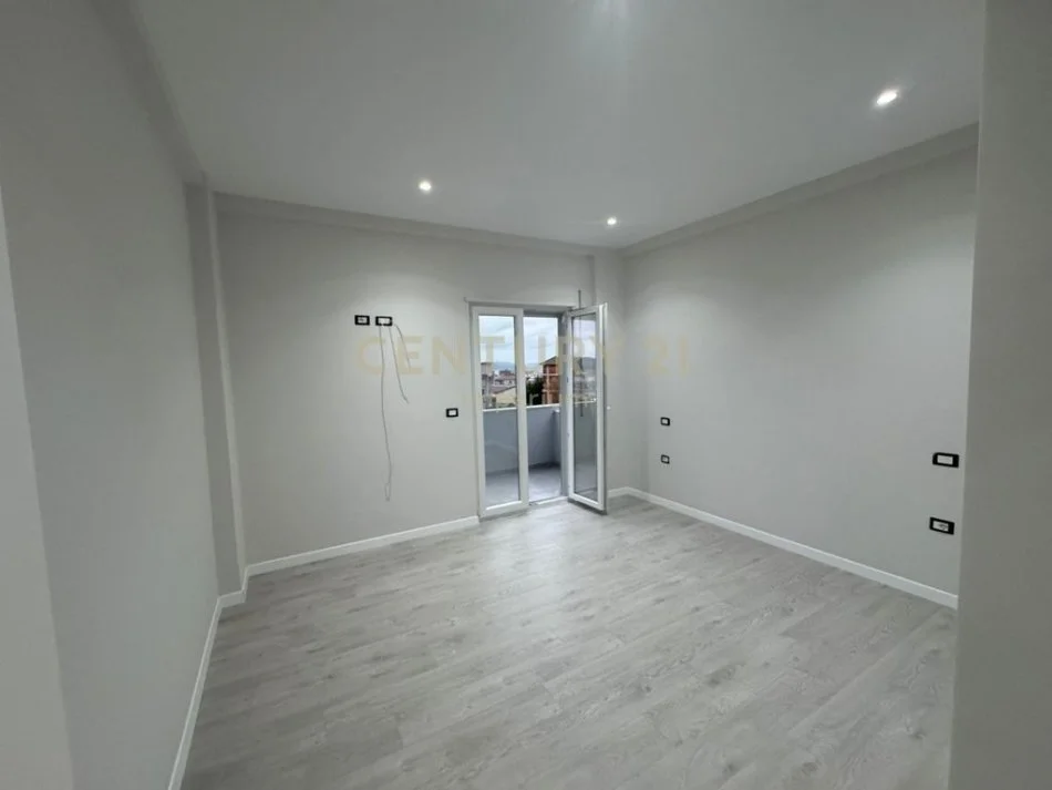 Tirane, jepet me qera apartament 1+1+Ballkon Kati 2, 70 m² 350 € (kodra e priftit)