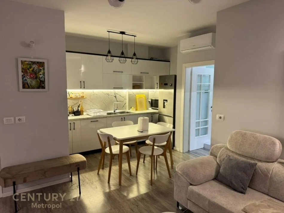 Tirane, jepet me qera apartament 2+1 Kati 2, 80 m² 850 € (STACIONI I TRENIT!)