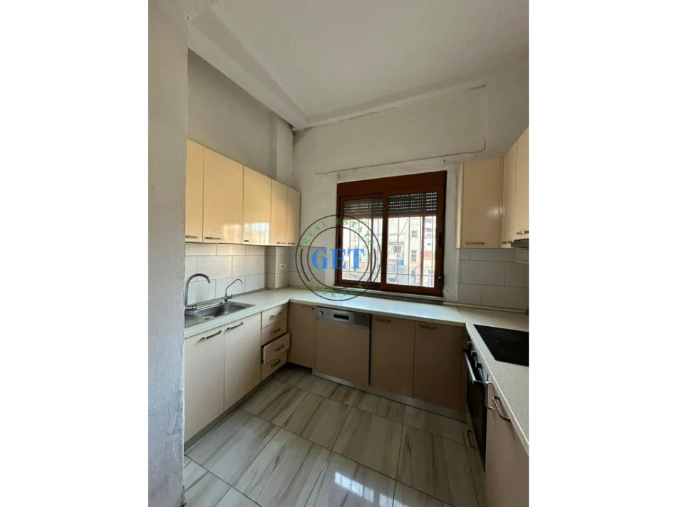 Durres, jepet me qera apartament 3+1 Kati 3, 100 m² 400 € (Blue Star)