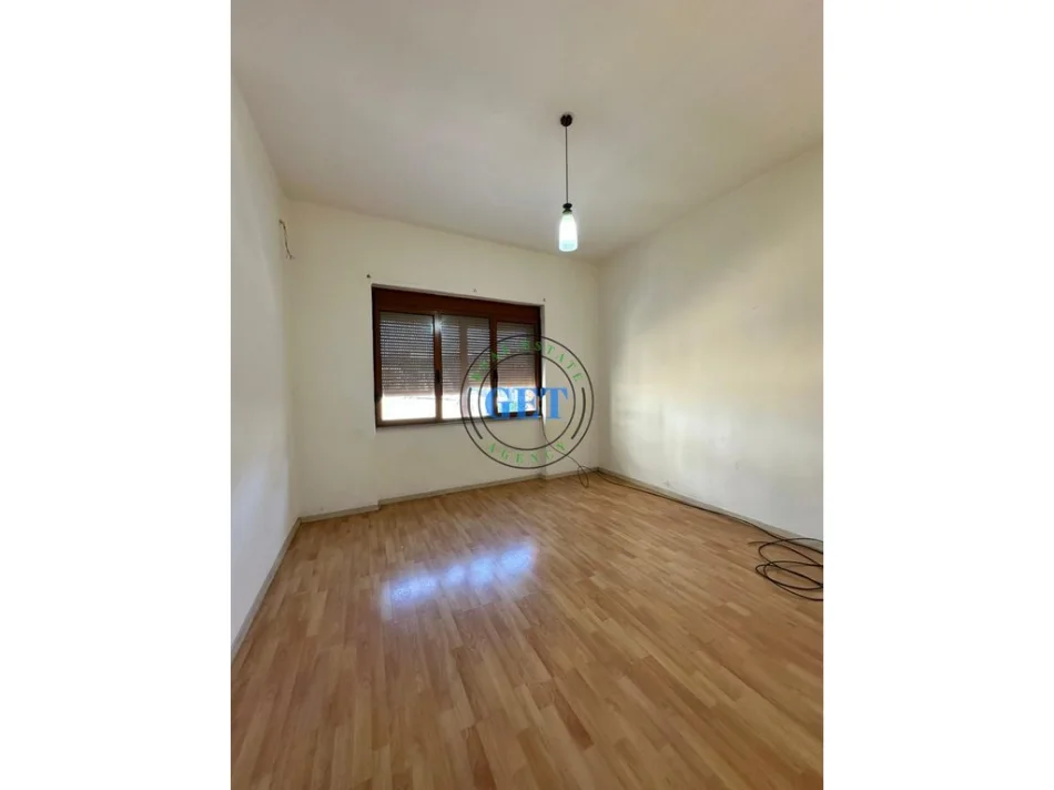 Durres, jepet me qera apartament 3+1 Kati 3, 100 m² 400 € (Blue Star)