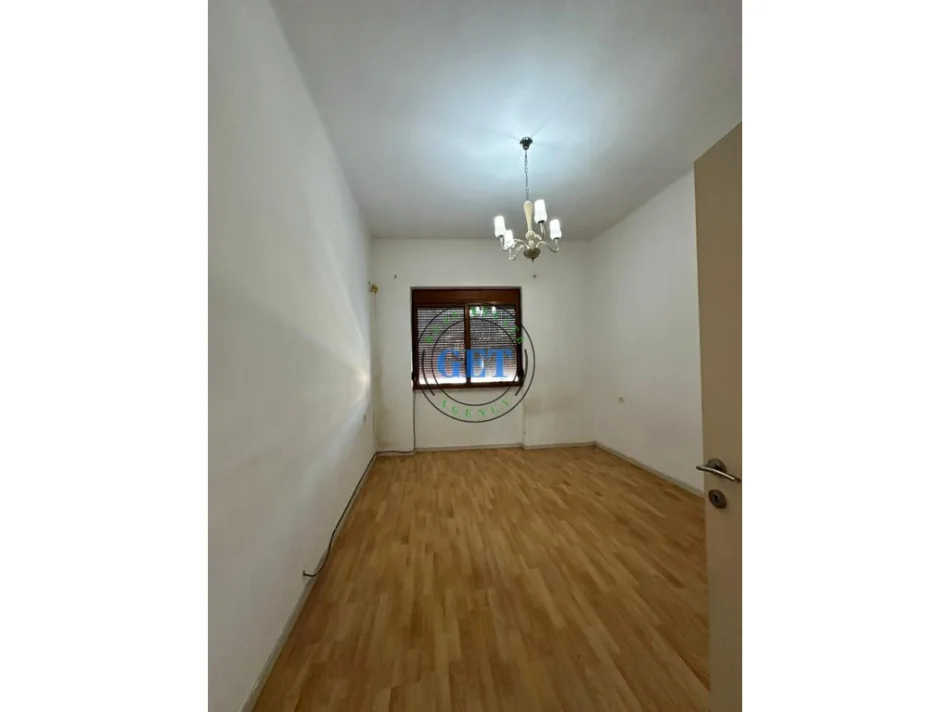 Durres, jepet me qera apartament 3+1 Kati 3, 100 m² 400 € (Blue Star)