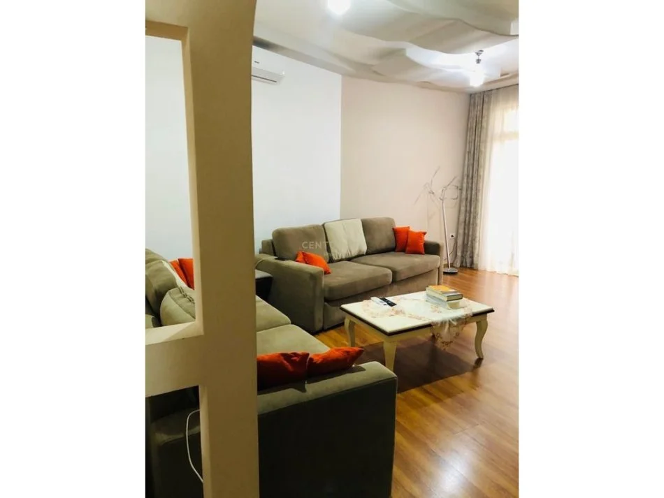 Tirane, jepet me qera apartament 1+1+Ballkon Kati 4, 75 m² 600 € (prane shkolles se kuqe)
