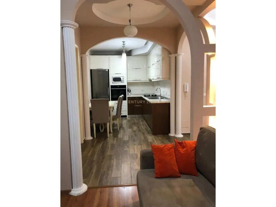 Tirane, jepet me qera apartament 1+1+Ballkon Kati 4, 75 m² 600 € (prane shkolles se kuqe)