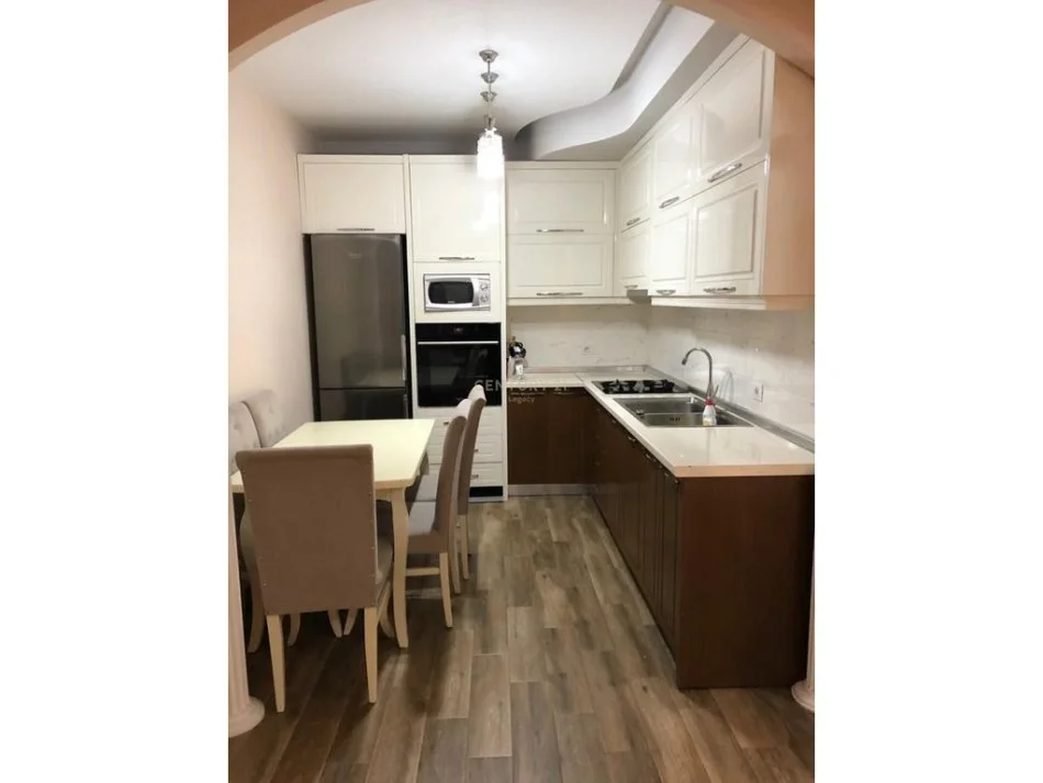 Tirane, jepet me qera apartament 1+1+Ballkon Kati 4, 75 m² 600 € (prane shkolles se kuqe)