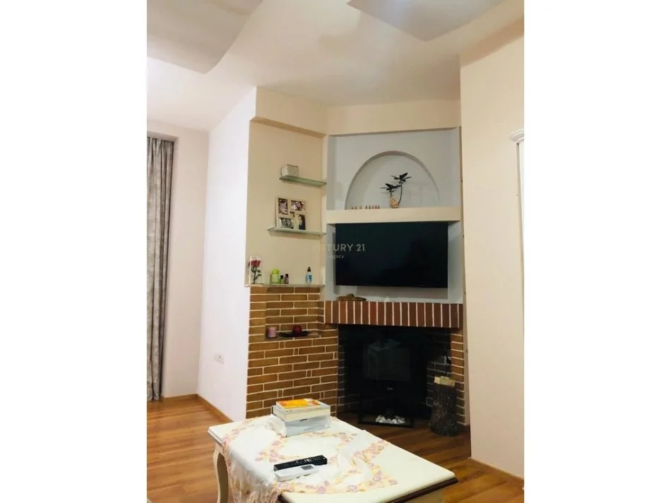 Tirane, jepet me qera apartament 1+1+Ballkon Kati 4, 75 m² 600 € (prane shkolles se kuqe)