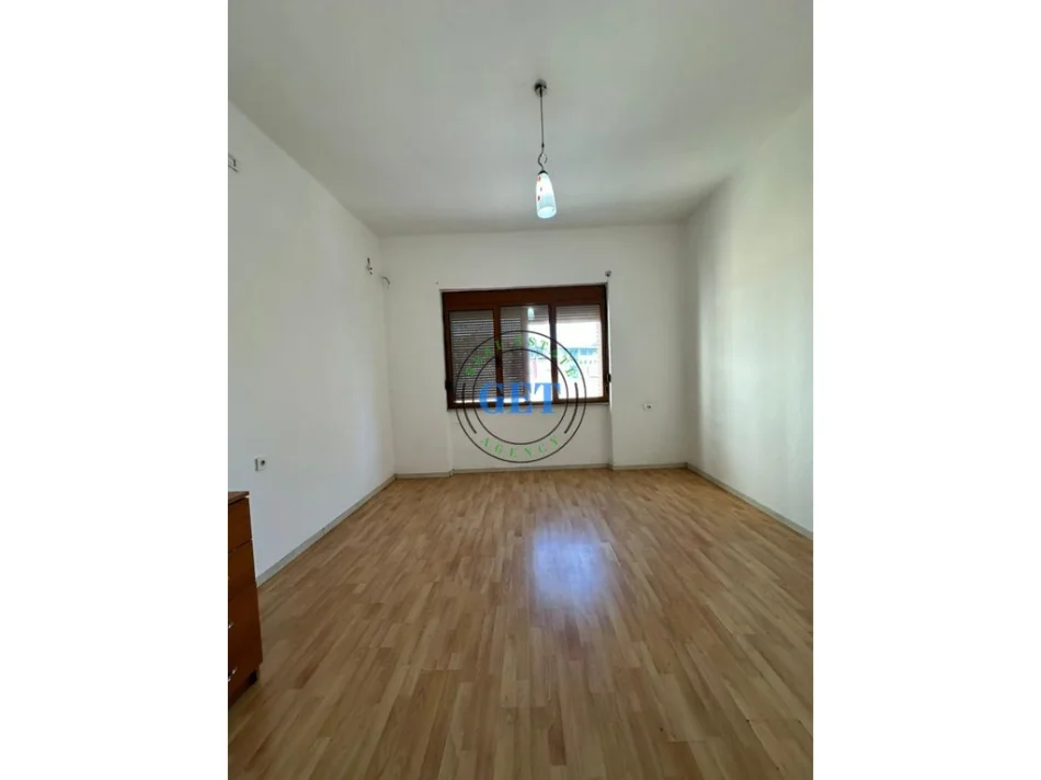 Durres, jepet me qera apartament 3+1 Kati 3, 100 m² 400 € (Blue Star)