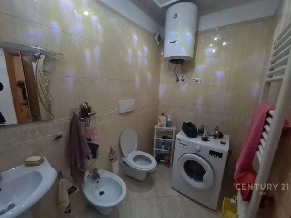 Tirane, jepet me qera apartament 1+1+Ballkon Kati 6, 70 m² 600 € (komuna e parisit)