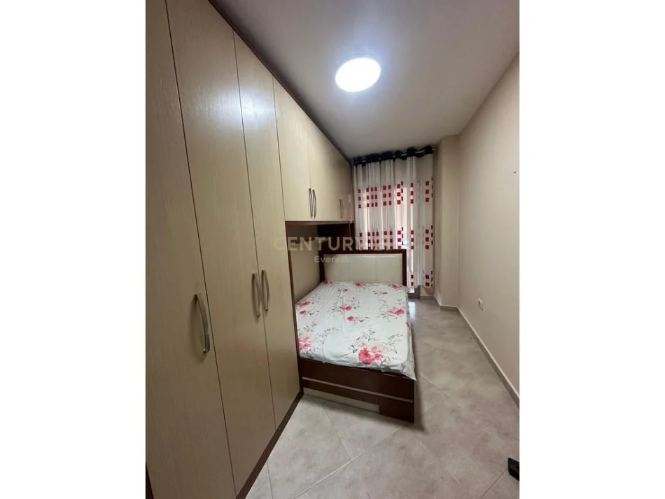Tirane, jepet me qera apartament 2+1+Ballkon Kati 5, 80 m² 630 € (komuna e parisit kristal center)