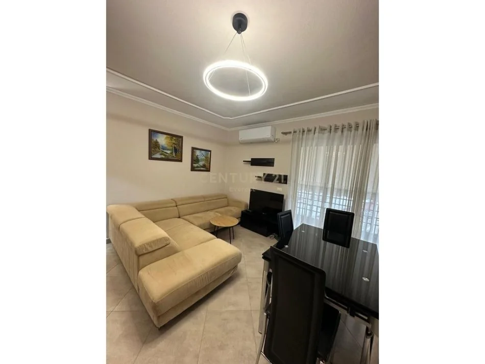 Tirane, jepet me qera apartament 2+1+Ballkon Kati 5, 80 m² 630 € (komuna e parisit kristal center)