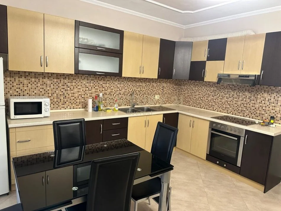 Tirane, jepet me qera apartament 2+1+Ballkon Kati 5, 80 m² 630 € (komuna e parisit kristal center)