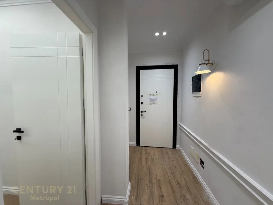 Tirane, shitet apartament 1+1 Kati 8, 75 m² 140.000 € (Rruga Sokrat Miho)