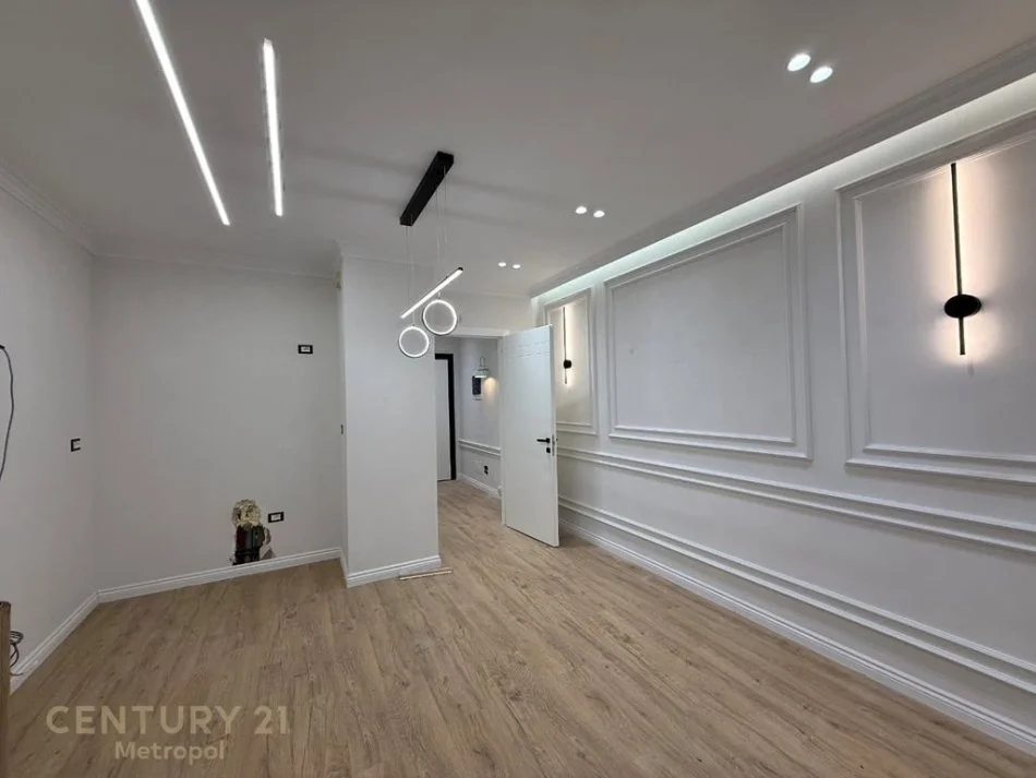 Tirane, shitet apartament 1+1 Kati 8, 75 m² 140.000 € (Rruga Sokrat Miho)