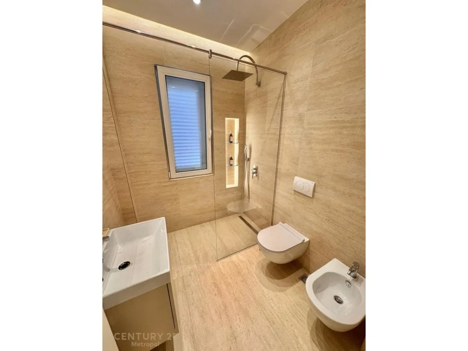 Tirane, jepet me qera apartament 1+1+Ballkon Kati 4, 47 m² 700 € (Metropol128411)