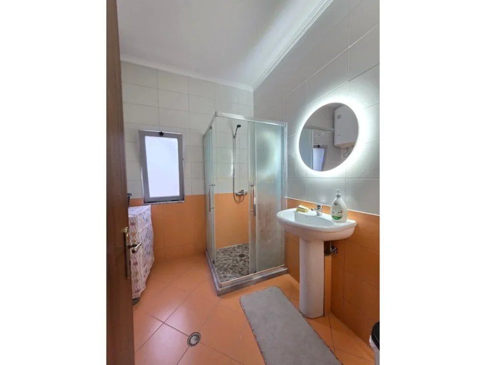 Tirane, jepet me qera apartament 1+1+Ballkon Kati 4, 60 m² 450 € (Astir)