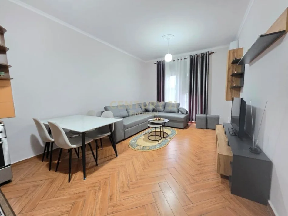 Tirane, jepet me qera apartament 1+1+Ballkon Kati 4, 60 m² 450 € (Astir)