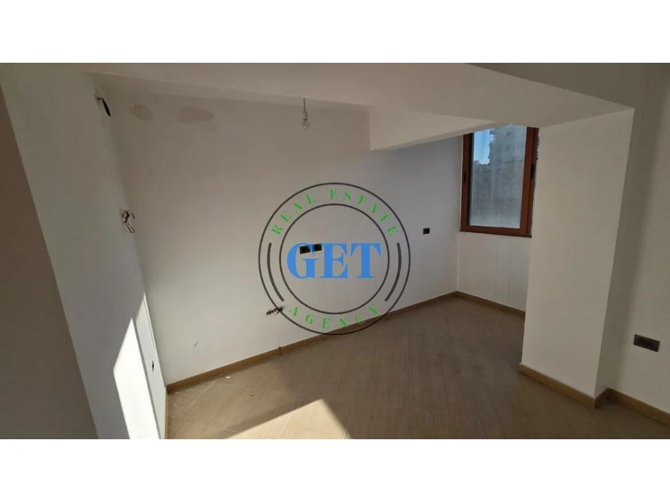 Durres, jepet me qera apartament 1+1 Kati 5, 65 m² 250 € (Spitali)
