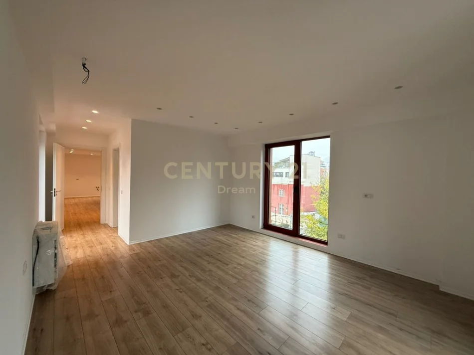 Tirane, jepet me qera zyre Kati 3, 124 m² 1.800 € rruga kavajes