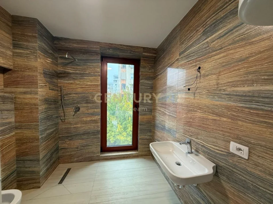 Tirane, jepet me qera zyre Kati 3, 124 m² 1.800 € rruga kavajes