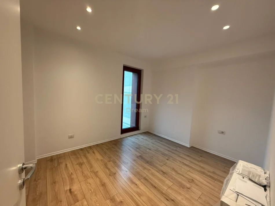 Tirane, jepet me qera zyre Kati 3, 124 m² 1.800 € rruga kavajes
