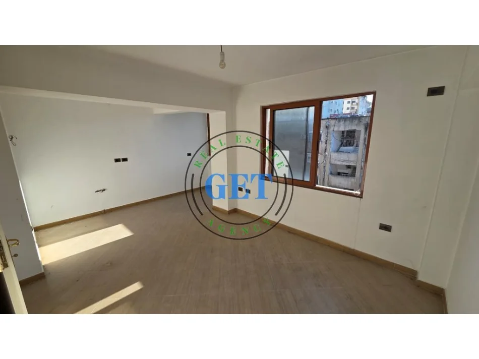 Durres, jepet me qera apartament 1+1 Kati 5, 65 m² 250 € (Spitali)