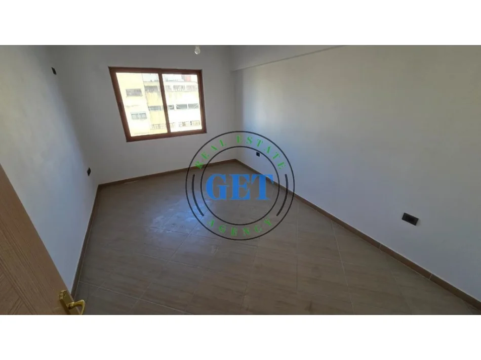 Durres, jepet me qera apartament 1+1 Kati 5, 65 m² 250 € (Spitali)