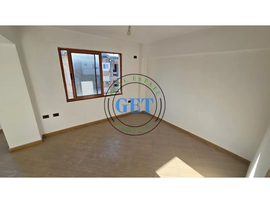 Durres, jepet me qera apartament 1+1 Kati 5, 65 m² 250 € (Spitali)
