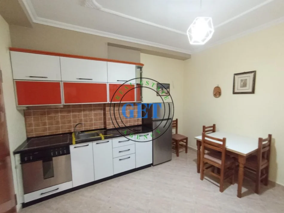 Durres, jepet me qera shtepi 1+1 Kati 4, 55 m² 300 € (Plazh)