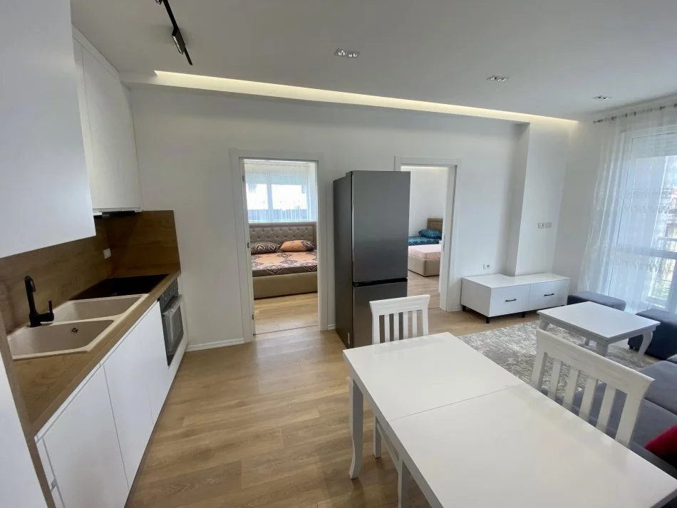 Tirane, jepet me qera apartament 2+1+Ballkon Kati 1, 75 m² 500 € (Prane Tregut Ushqimor, Selite)