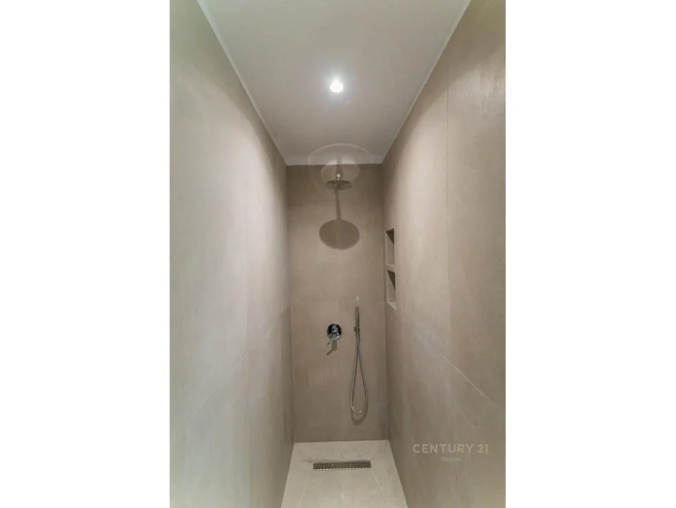 Tirane, jepet me qera apartament 1+1+Ballkon Kati 3, 65 m² 600 € (pas ambasades amerikane)