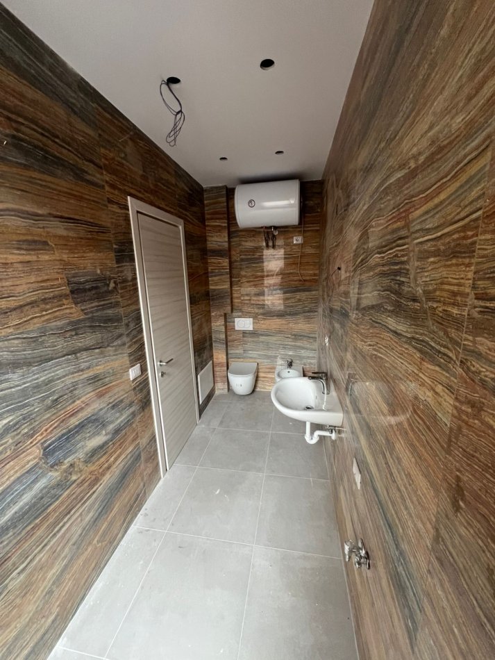 Tirane, jepet me qera zyre Kati 1, 48 m² 800 € (Rruga e Kavajes)
