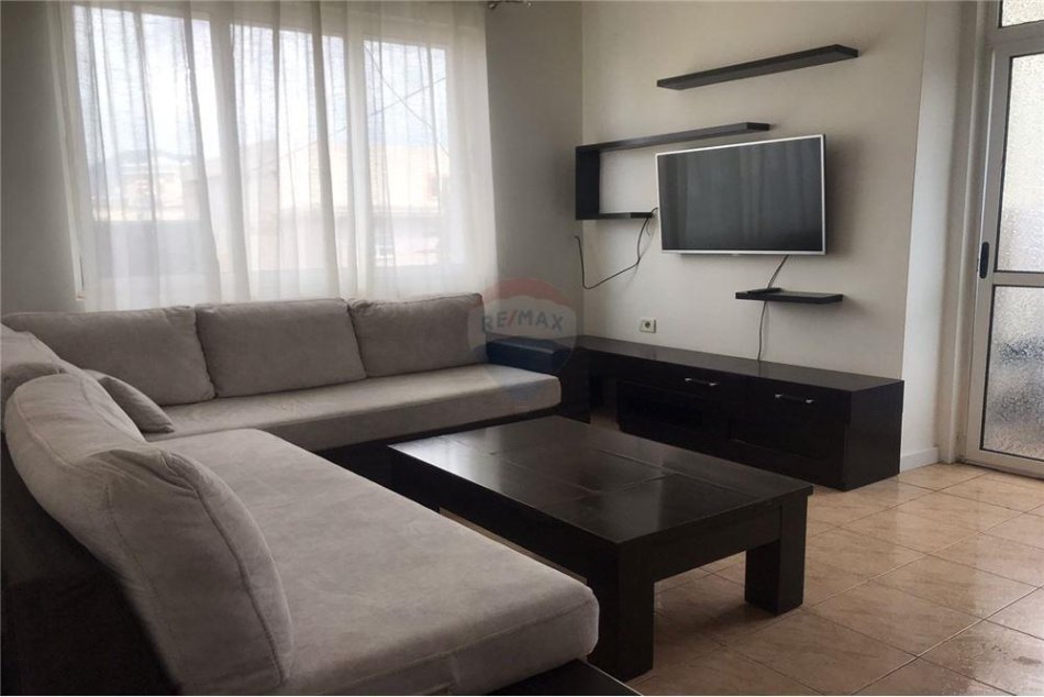 Tirane, jepet me qera apartament 2+1 Kati 4, 77 m² 550 € (Rruga e Durresit)