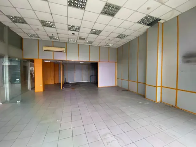 Tirane, jepet me qera dyqan Kati 0, 86 m² 735 € (Paskuqan)